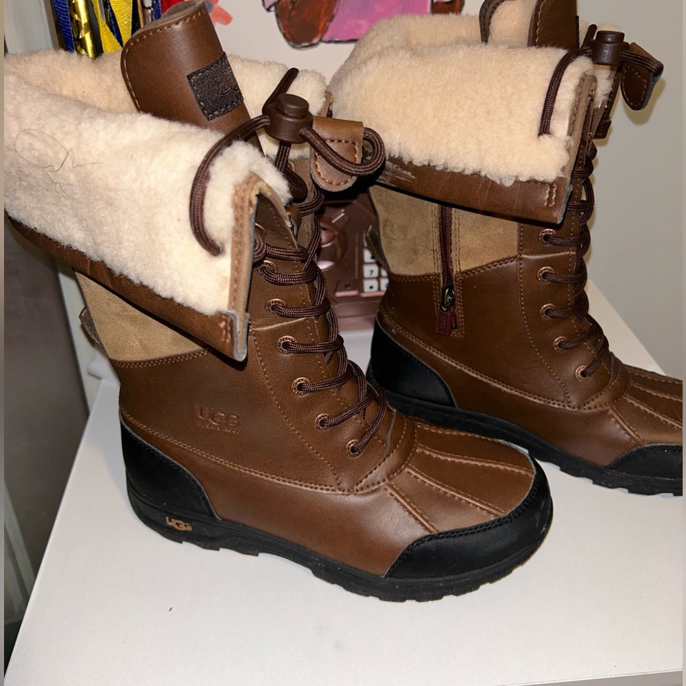 Girls size 5 Ugg snow boots